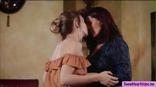 Ivy Wolfe merebak kakinya membiarkan Magdalene St Michaels licks pussy dia