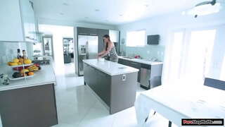 Dada kecil tiriku tukang masak dan pakaian dia mendapat kotor.Dia mengambil it off untuk membersihkan dan anak tiri mendapat sebuah kesalahan yg bodoh.Dia memberikan dia lesbian dan bj dan fucked