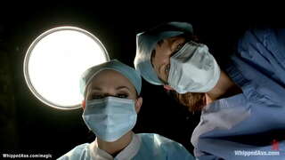 مقيدة ومكممة في كرسي تثبيت طبي سمراء مثلية المريض كاساندرا نيكس يهيمن عليها الطبيب في اللاتكس شانيل بريستون ثم يضرب في تعليق