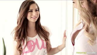 Innocent barnvakt får threesomed