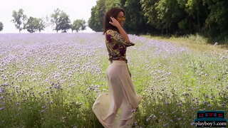 Peituda húngaro MILF modelo fica nua e parece incrivelmente quente nu