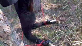 Laura sur Kalkanoj modelo paŝo fratino en nigra robo kaj altaj kalkanoj ligita kaj maskita en ligno, havas suĉi bick koko.