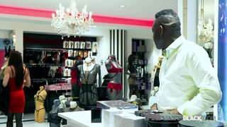 Όμορφη Rachel Adjani παίρνει νέα εσώρουχα στο BBC Eddy Blackstone sex shop &amp;amp; καταλήγει σε ένα καυτό πρωκτικό συνεδρία με ένα υγρό BJ, ένα δονητή στον κώλο της &amp;amp; ένα creampie! Πλήρη Κίνηση &amp;amp; 1000s Περισσότερα PrivateBlack.com!