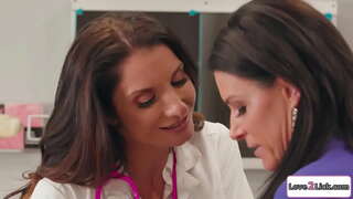 Buah dada perawat menggoda seorang ibu guru dan menjilat dia dicukur.Si rambut coklat menyebalkan nya besar dada dan kemudian licks dan siapa masturbasi vagina.Kemudian mereka 69