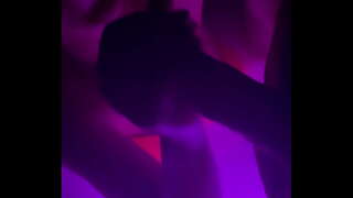 Uzeo moju malu sestru u kupku da mi sisaš kurac