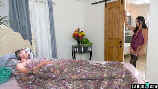 Zaharra stepfather anal madarikatu bere skinny latina stepdaughter