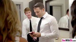 Sexy nerabeak Ms faris-en eta Whitney Wright gozatu hardcore threesom sexuaren dute ondoren dick sucked