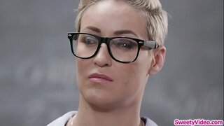 في سن المراهقة فاتنة الأكل لها المدربين كسها بعد الدرجة