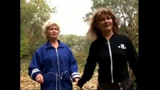 Horny matures hayang ékspérimén jeung masing-masing pussy dina jukut