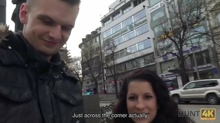 HUNT4K.Jeeër fënnt gierige Hure Jocelyne Z op Vaclav ' s square zu Prag HUNT4K.Jeeër fënnt gierige Hure Jocelyne Z op Vaclav ' s square zu Prag