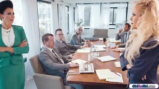 Busty milf επιχειρηματίες να πάει κεφάλι με κεφάλι κατά τη διάρκεια boardmeeting.Τους άλλους επιχειρηματίες να φύγω όσο πιο γρήγορα μπορούν.Τέλος, η milfs έχετε το δωμάτιο για τον εαυτό τους και αρχίζουν να φιλιούνται και να γλείφουν το ένα το άλλο