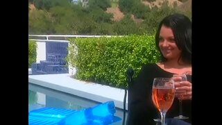 Sħun sewqan tal-sbuħija mal-għalliem tax-xagħar omm raġel sħabi fuq il-patio biex tikseb l-akbar skont matul l-dar tax-xiri