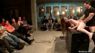 Vruće velike sise brineta rob Kennedy Adams je vezan i bičevan do lezdom Princeza Donna Dolore onda dobije pičkica sjeban od strane veliki kurac John Jaka u javnosti