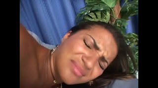 Oti latina Claudia Bella e tikaokao pango i roto i tona cunt maku